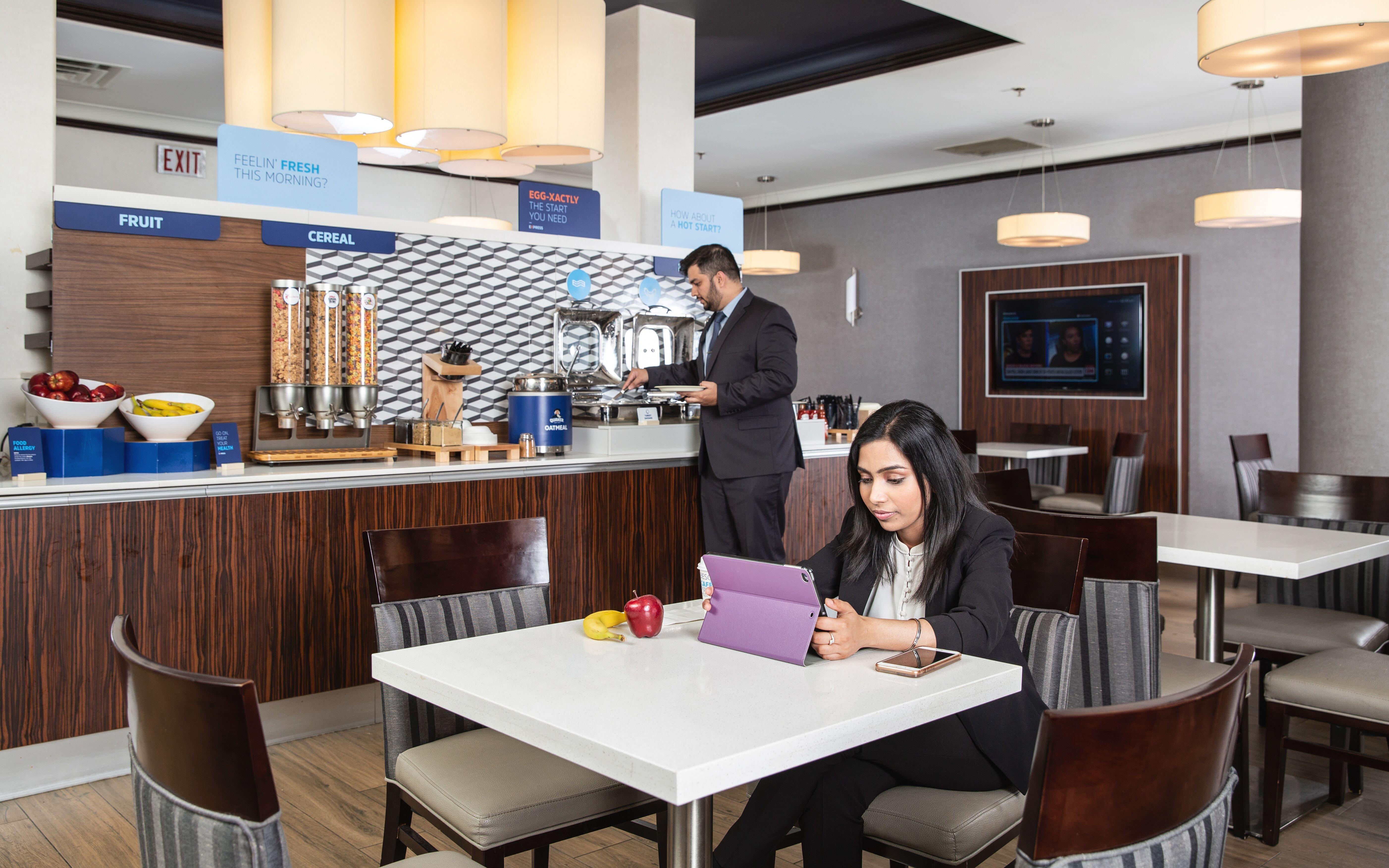 Holiday Inn Express Edmonton Downtown By Ihg Exterior foto